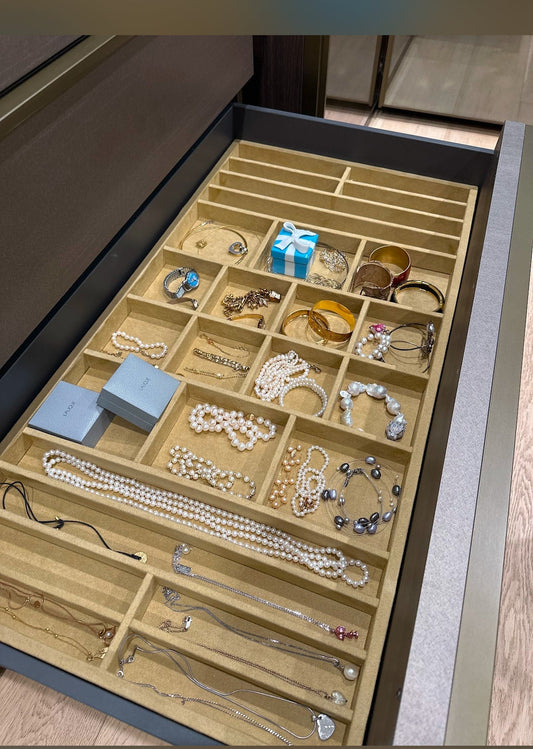 How to clean your jewelry tray?